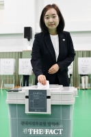  '소중한 한 표' 사전 투표하는 전은수 아산을 후보 [TF사진관]