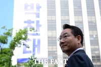  사전투표 마친 유정복 너머로 보이는 박찬대 [포토]