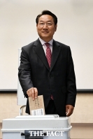  '6·3 지방선거' 사전투표하는 유정복 국민의힘 인천시장 후보 [TF사진관]