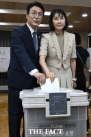  여의도서 사전투표하는 김민석 국무총리 [TF사진관]