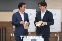  서로의 투표 봉투 바라보는 전재수-하정우 [포토]