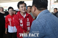  시민들에게 인사하는 김민경 아산을 후보와 김태흠 도지사 후보 [포토]