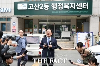  사전투표 마치고 취재진 질문에 답하는 김부겸 후보 [포토]