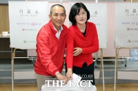  사전투표하는 박민식 부산 북구갑 국회의원 후보와 배우자 배정혜 씨 [TF사진관]