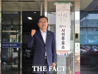  [포토] 사전투표 마친 장기수 천안시장 후보 '시민과 함께하는 선거, 책임 있는 선택 이끌겠다'