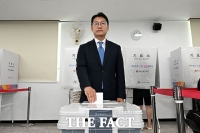  '소중한 한 표' 행사하는 김남준 계양을 후보 [TF사진관]