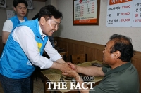  무소속 김관영 후보, 전주 모래내시장서 시민들과 인사 [포토]