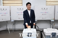  이원택 전북지사 후보, 사전투표 첫날 '소중한 한 표' [TF사진관]