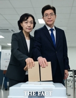  사전투표 첫날, 소중한 한 표 행사하는 정원오 [TF사진관]