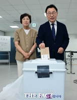 투표하는 정근식 서울교육감 후보 [TF사진관]