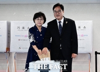  퇴임식 앞두고 사전투표 참여하는 우원식 국회의장 내외 [TF사진관]