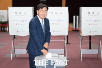  사전투표 첫날, 전북특별자치도청에서 투표하는 김관영 후보 [TF사진관]