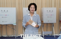  수원 인계동에서 사전투표 마친 추미애 경기도지사 후보 [TF사진관]