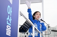  전은수 아산을 후보, 출근길 사전투표 독려 및 지지 호소 [TF사진관]