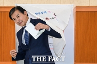  기표소 나서는 조국 평택을 후보 [포토]