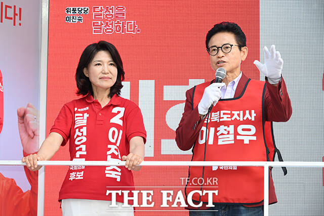 이철우 국민의힘 경북도지사 후보(가운데)가 30일 오후 대구 달성군 다사 만남의광장에서 시민들에게 이진숙 국민의힘 대구 달성군 국회의원 후보에 대한 지지를 호소하고 있다. /대구=박헌우 기자
