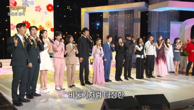 '가요무대'가 최근 트롯 오디션 출신 라이징스타 중심 출연자들로 채워지면서 방향을 잃었다는 지적받고 있다. '가요무대'는 오랜 세월 한국 가요사의 정통성과 품격을 지켜온 상징적 프로그램이지만 최근에는 오디션 출신 신예들의 비중이 지나치게 높아졌다는 지적을 받는다. /KBS1 '가요무대'