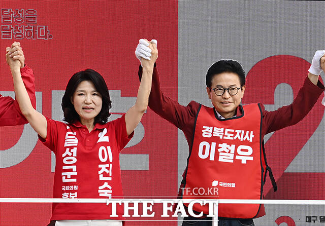이철우 국민의힘 경북도지사 후보(가운데)가 30일 오후 대구 달성군 다사 만남의광장에서 시민들에게 이진숙 국민의힘 대구 달성군 국회의원 후보에 대한 지지를 호소하고 있다. /대구=박헌우 기자