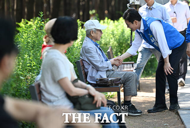 정원오 더불어민주당 서울시장 후보(왼쪽)와 전날 국회의장 임기를 마친 우원식 의원이 6·3 지방선거 전 마지막 주말이자 사전투표 둘째날인 30일 서울 노원구 경춘선숲길에서 시민들을 만나 인사하고 있다. /이새롬 기자