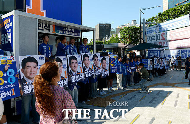 황인식 더불어민주당 서초구청장 후보가 30일 오후 서울 서초구 방배역 인근에서 열린 유세현장에서 시민들에게 인사를 하고 있다. /이효균 기자