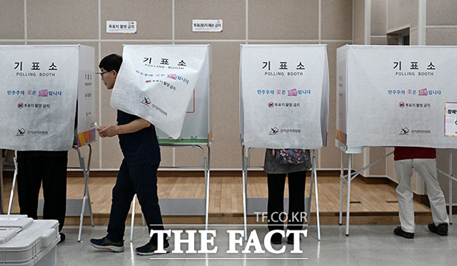 제9회 전국동시지방선거 사전투표 둘째 날인 30일 오후 서울 영등포구 신길4동주민센터에 마련된 사전투표소에서 유권자가 투표 용지를 받고 있다. /서예원 기자