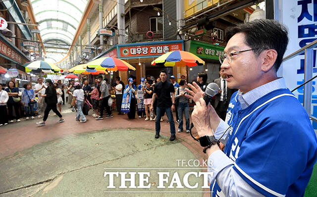 김경수 더불어민주당 경남도지사 후보(가운데)가 30일 오전 경남 창원 명서전통시장을 찾아 승장권 더불어민주당 경남도의원 후보(왼쪽)와 류성국 더불어민주당 창원시의원 후보(오른쪽)와 함께 유세차에서 지지를 호소하고 있다. /창원=박상민 기자