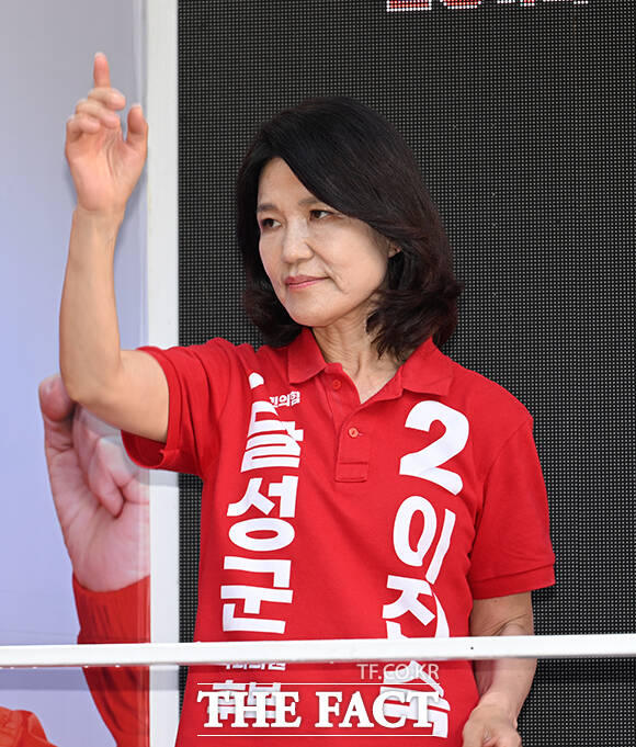 이진숙 국민의힘 대구 달성군 국회의원 후보가 30일 오후 대구 달성군 다사 만남의광장에서 선거운동원의 율동을 따라 하고 있다. /대구=박헌우 기자