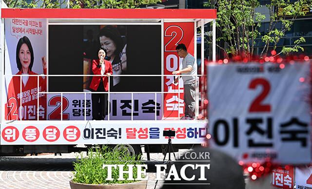 손수조 국민의힘 미디어대변인이 30일 오전 대구 달성군 다사 만남의광장에서 시민들에게 이진숙 국민의힘 대구 달성군 국회의원 후보에 대한 지지를 호소하고 있다. /대구=박헌우 기자