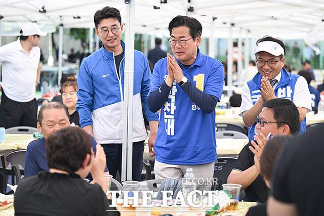 이날 헥터 비자레알 한국GM 사장을 만난 박찬대 인천시장 후보는 헥터 비자레알 사장에게 안정적인 고용과 사업 유지 등을 당부했다.
