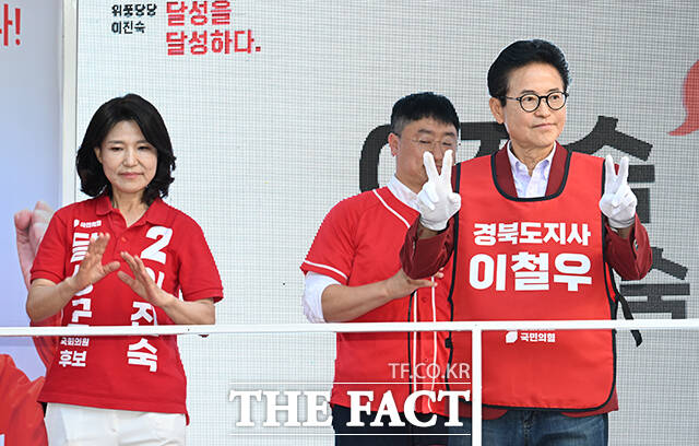 이진숙 국민의힘 대구 달성군 국회의원 후보가 30일 오후 대구 달성군 다사 만남의광장에서 선거운동원의 율동을 따라 하고 있다. /대구=박헌우 기자