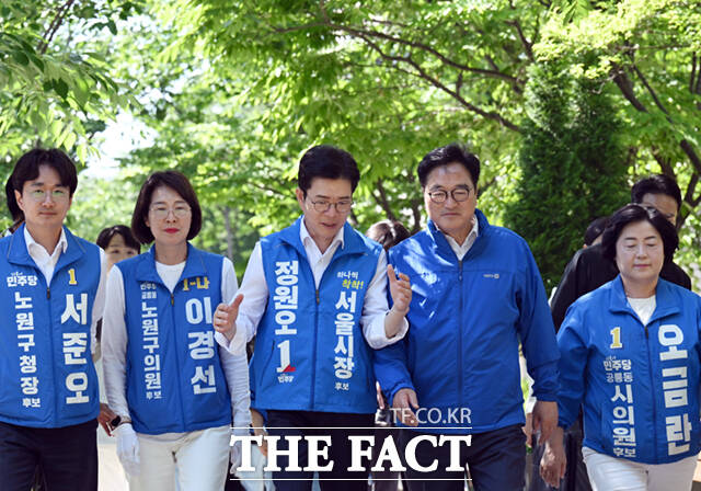 정원오 더불어민주당 서울시장 후보(왼쪽)와 전날 국회의장 임기를 마친 우원식 의원이 6·3 지방선거 전 마지막 주말이자 사전투표 둘째날인 30일 서울 노원구 경춘선숲길에서 시민들을 만나 인사하고 있다. /이새롬 기자