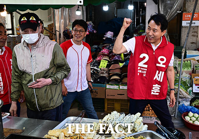 6.3 지방선거 사전투표 둘째날인 30일 오후 서울 금천구 현대시장에서 오세훈 국민의힘 서울시장 후보가 시민들과 상인들에게 지지를 호소하고 있다. /배정한 기자