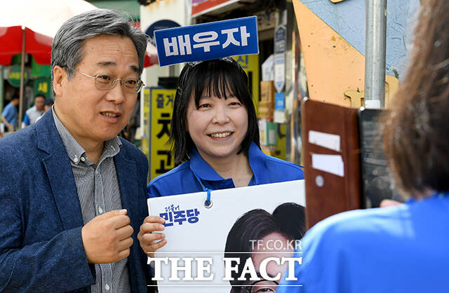 하정우 더불어민주당 부산 북구갑 국회의원 후보의 배우자 김수진 씨가 30일 오후 부산 북구 구포시장에서 지지를 호소하고 있다. /부산=박상민 기자