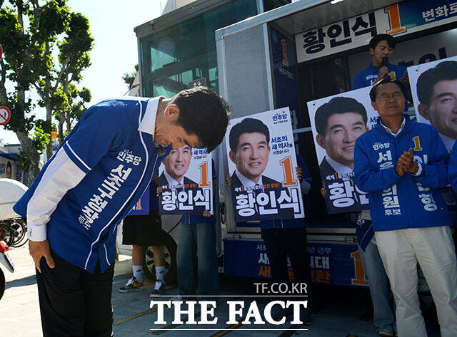 황인식 더불어민주당 서초구청장 후보가 30일 오후 서울 서초구 방배역 인근에서 열린 유세현장에서 시민들에게 인사를 하고 있다. /이효균 기자