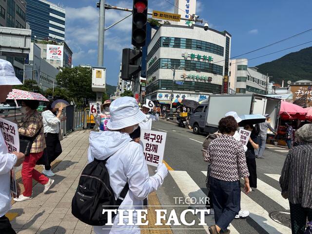 29일 부산 북구 구포시장 앞에서 한동훈 후보 지지자들이 북구와 함께 미래로 문구가 적힌 피켓을 들고 시장으로 향하고 있다. /김시형 기자