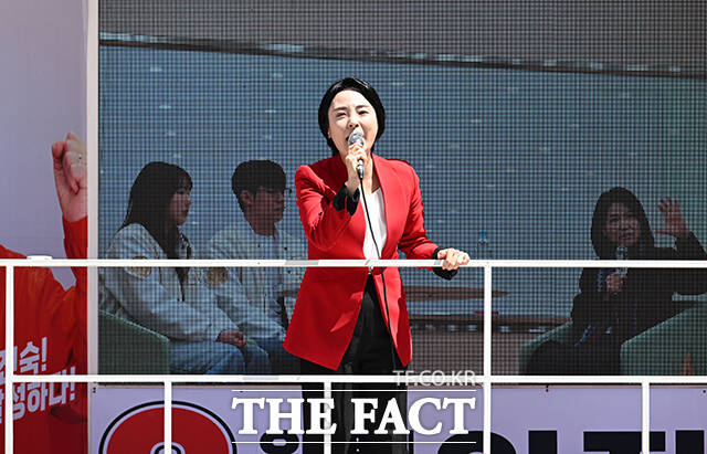 손수조 국민의힘 미디어대변인이 30일 오전 대구 달성군 다사 만남의광장에서 시민들에게 이진숙 국민의힘 대구 달성군 국회의원 후보에 대한 지지를 호소하고 있다. /대구=박헌우 기자