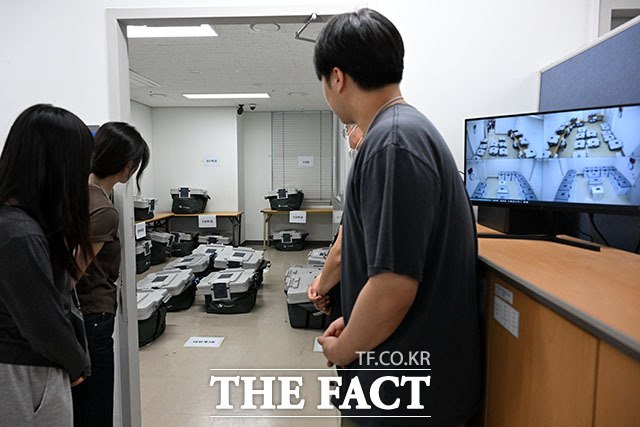 제9회 전국동시지방선거 사전투표가 종료된 30일 오후 서울 영등포구선거관리위원회에서 관계자들이 관내 사전투표함을 보관장소로 인계하고 있다. /서예원 기자