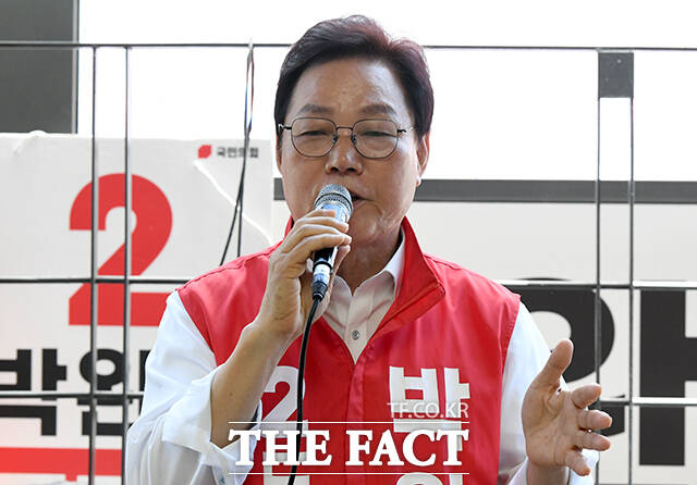 박완수 국민의힘 경남도지사 후보가 30일 오전 경남 창원 명서전통시장을 찾아 지지를 호소하고 있다. /창원=박상민 기자