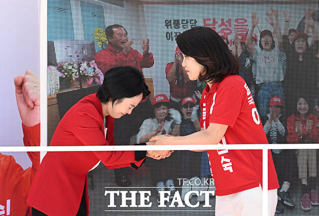 손수조 국민의힘 미디어대변인이 30일 오전 대구 달성군 다사 만남의광장에서 시민들에게 이진숙 국민의힘 대구 달성군 국회의원 후보에 대한 지지를 호소하고 있다. /대구=박헌우 기자