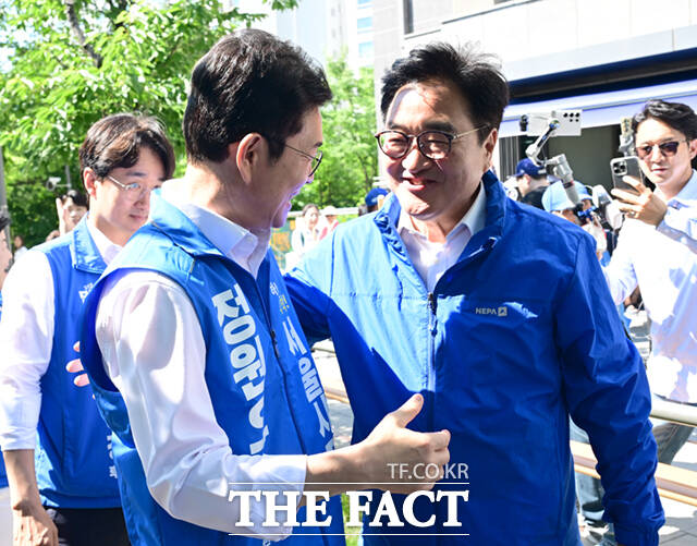 정원오 더불어민주당 서울시장 후보(왼쪽)와 전날 국회의장 임기를 마친 우원식 의원이 6·3 지방선거 전 마지막 주말이자 사전투표 둘째날인 30일 서울 노원구 경춘선숲길에서 시민들을 만나 인사하고 있다. /이새롬 기자