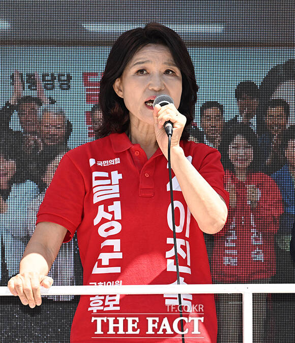 이진숙 국민의힘 대구 달성군 국회의원 후보(가운데)가 30일 오전 대구 달성군 다사 만남의광장에서 시민들에게 지지를 호소하고 있다. /대구=박헌우 기자