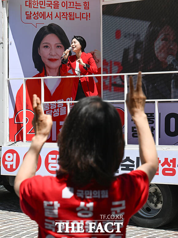 손수조 국민의힘 미디어대변인이 30일 오전 대구 달성군 다사 만남의광장에서 시민들에게 이진숙 국민의힘 대구 달성군 국회의원 후보에 대한 지지를 호소하고 있다. /대구=박헌우 기자