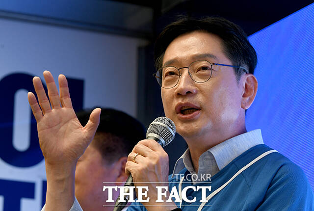 김경수 더불어민주당 경남도지사 후보(가운데)가 30일 오전 경남 창원 명서전통시장을 찾아 승장권 더불어민주당 경남도의원 후보(왼쪽)와 류성국 더불어민주당 창원시의원 후보(오른쪽)와 함께 유세차에서 지지를 호소하고 있다. /창원=박상민 기자