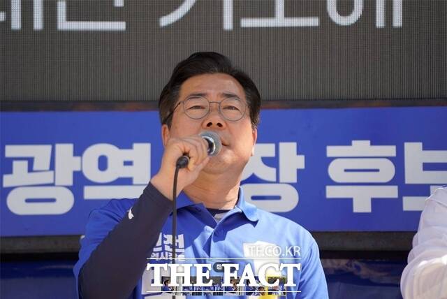30일 박찬대 더불어민주당 인천시장 후보가 송도5동 랜드마크 사거리에서 집중 유세를 통해 지지를 호소하고 있다. /당찬캠프
