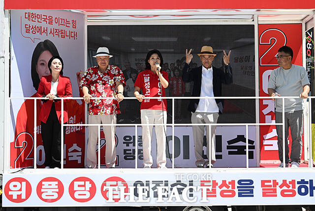 이진숙 국민의힘 대구 달성군 국회의원 후보(가운데)가 30일 오전 대구 달성군 다사 만남의광장에서 시민들에게 지지를 호소하고 있다. /대구=박헌우 기자