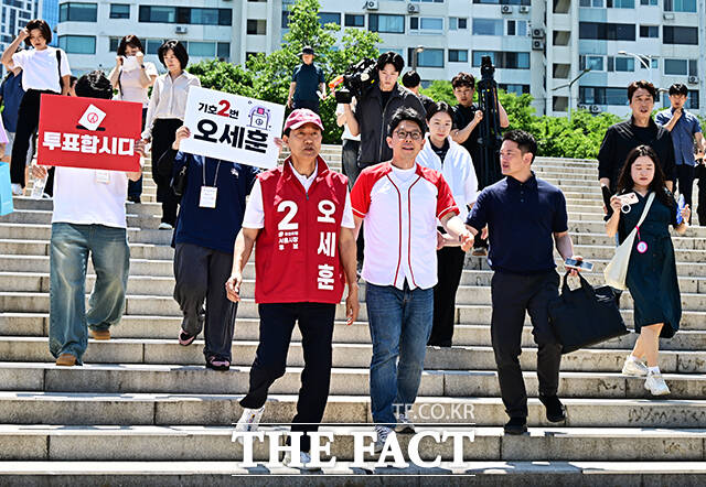 오세훈 국민의힘 서울시장 후보가 30일 오후 서울 여의도 한강공원에서 시민들에게 지지를 호소하고 있다. /배정한 기자
