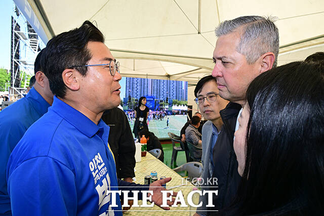이날 헥터 비자레알 한국GM 사장을 만난 박찬대 인천시장 후보는 헥터 비자레알 사장에게 안정적인 고용과 사업 유지 등을 당부했다.