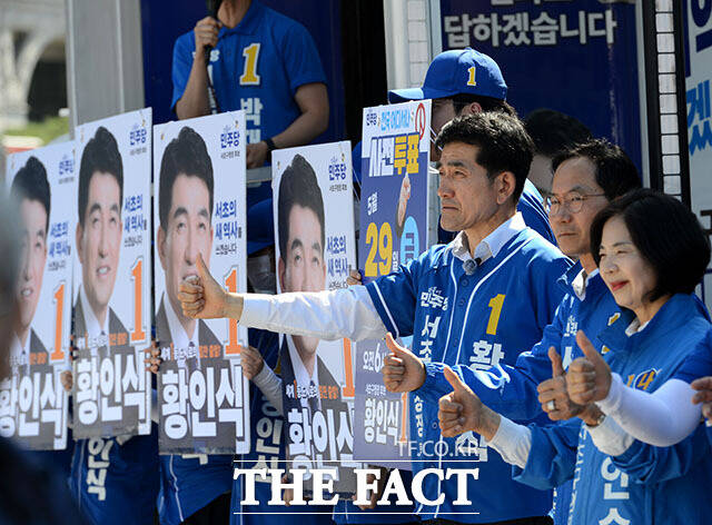 황인식 더불어민주당 서초구청장 후보가 30일 오후 서울 서초구 방배역 인근에서 열린 유세현장에서 시민들에게 인사를 하고 있다. /이효균 기자