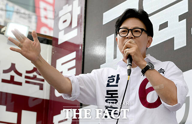 한동훈 무소속 부산 북구갑 국회의원 후보가 30일 오후 부산 북구 덕천동 젊음의거리 인근에서 유세차에 올라 '북구곰'과 함께 지지를 호소하고 있다. /부산=박상민 기자