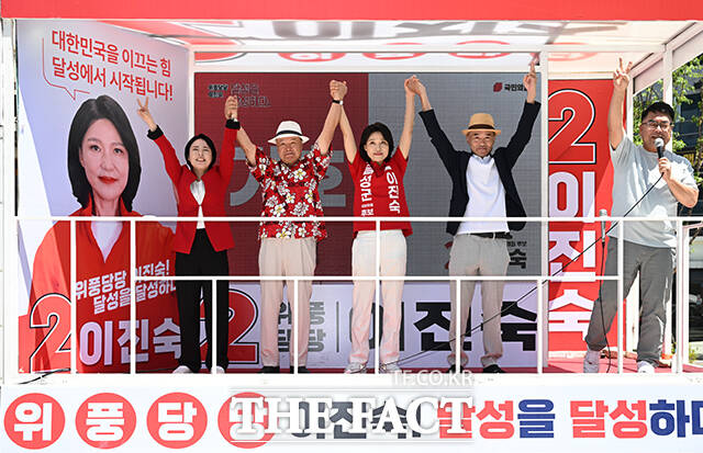 손수조 국민의힘 미디어대변인이 30일 오전 대구 달성군 다사 만남의광장에서 시민들에게 이진숙 국민의힘 대구 달성군 국회의원 후보에 대한 지지를 호소하고 있다. /대구=박헌우 기자